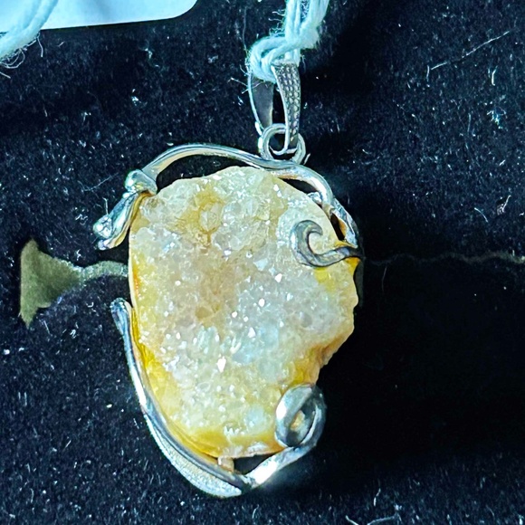 PENDANT, GENUINE AGATE GEODE, 3-DIMENSIONAL, LIGHT ORANGE/YELLOW WITH SILVER-TON - Picture 1 of 5